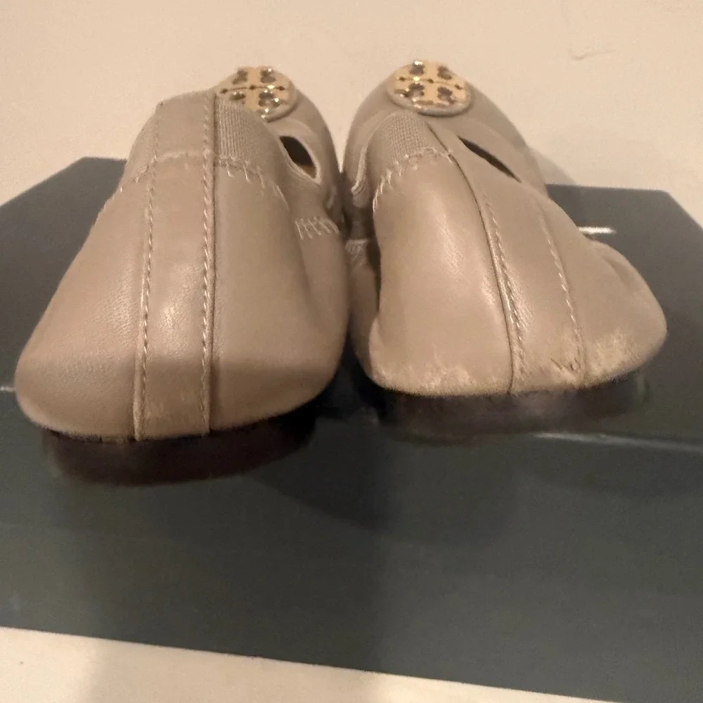 Tory Burch Minnie Travel Ballet Flat Women 9 Taupe Gray Gold Logo Good Condition